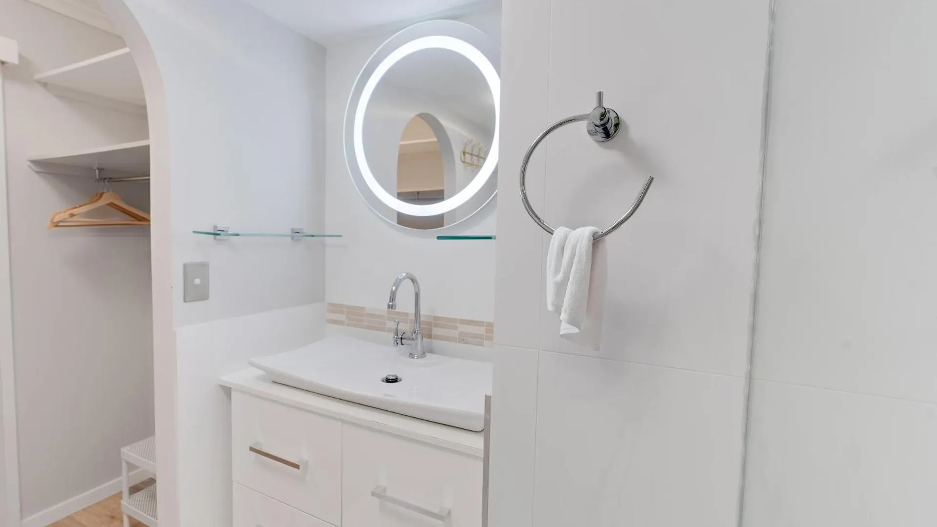 Appartamento Coastal Views Await - Luxurious 2Br Retreat Gold Coast 0*,