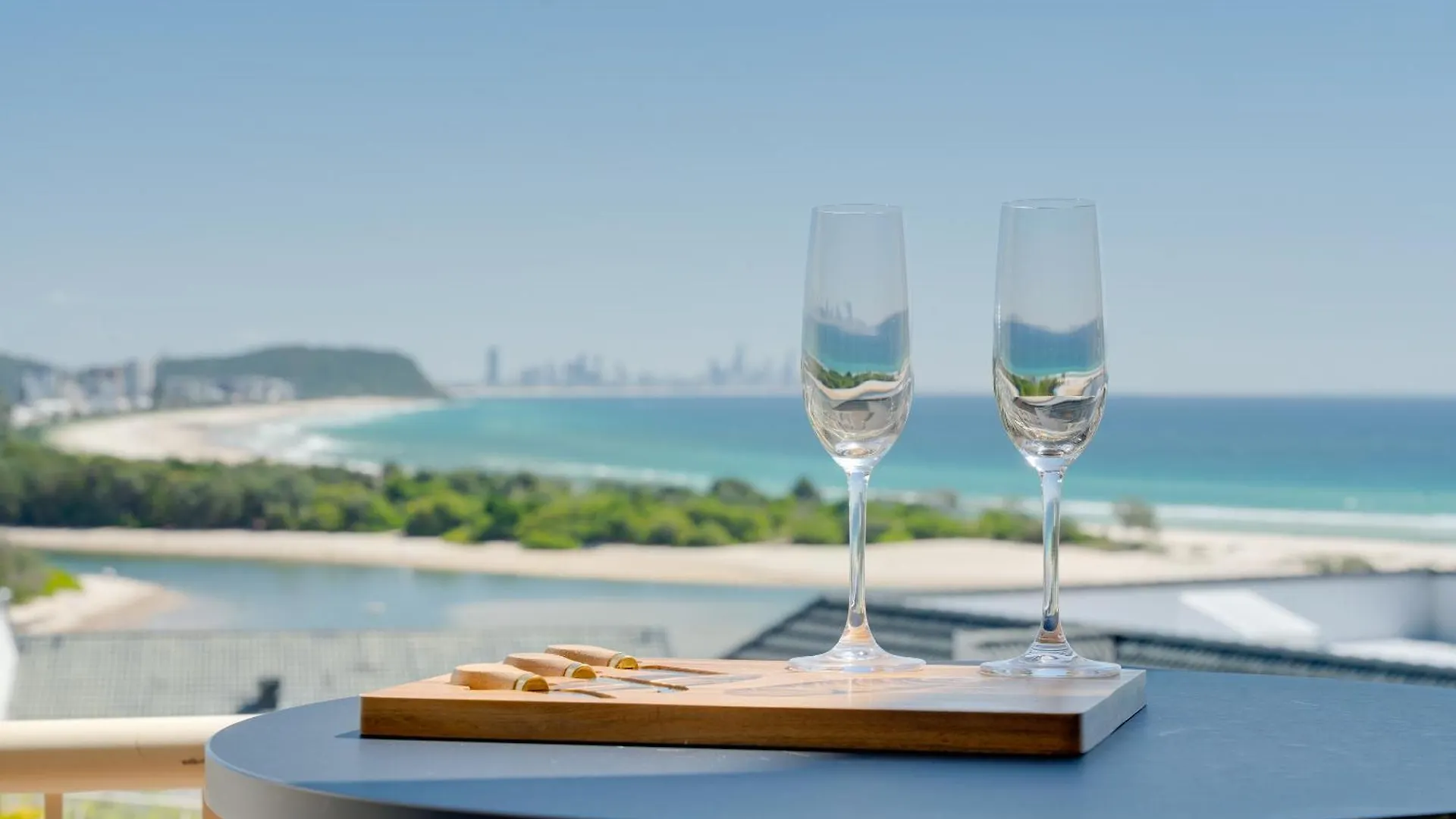 Appartamento Coastal Views Await - Luxurious 2Br Retreat Gold Coast