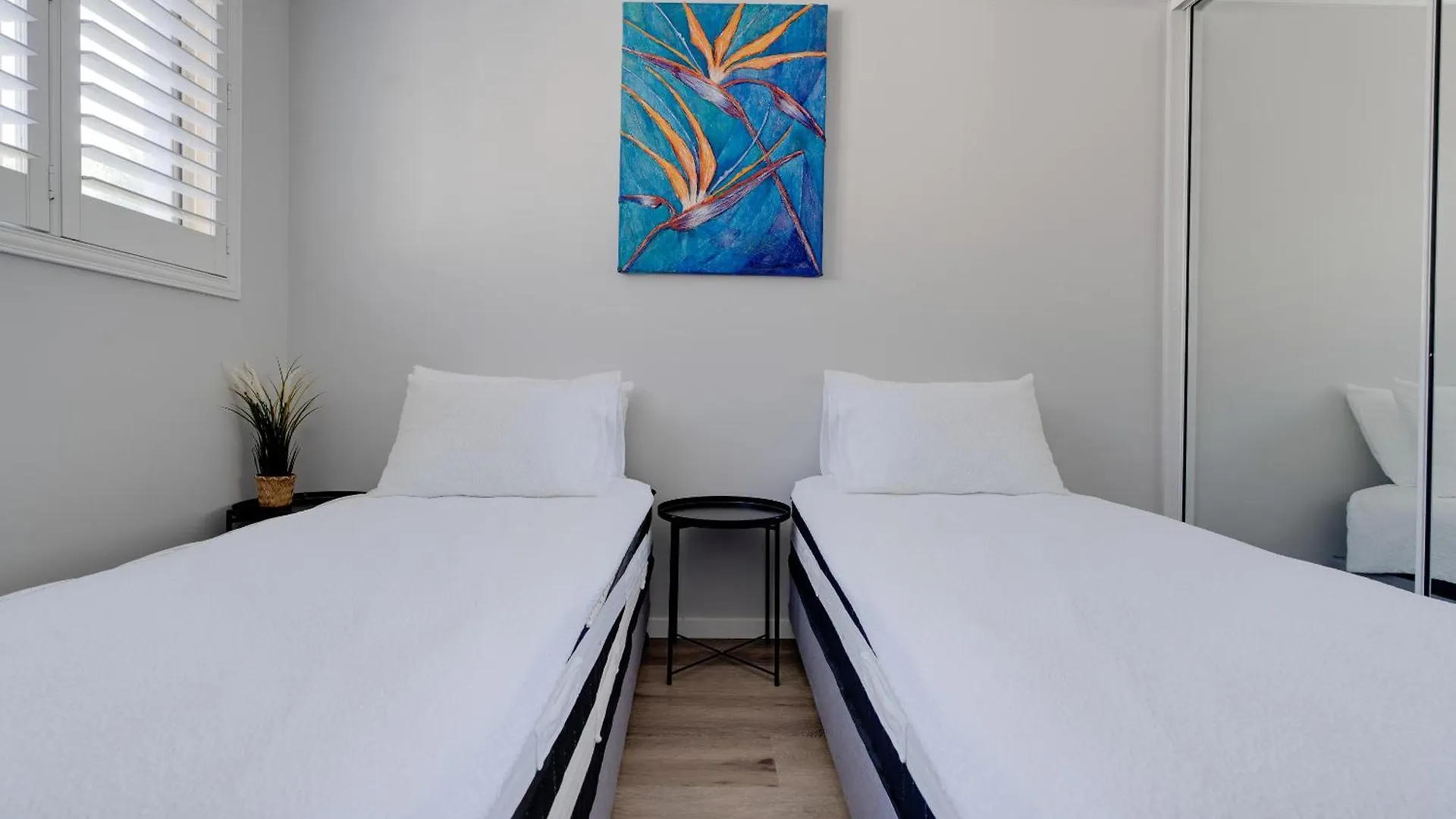 Coastal Views Await - Luxurious 2Br Retreat Apartment Gold Coast Australia